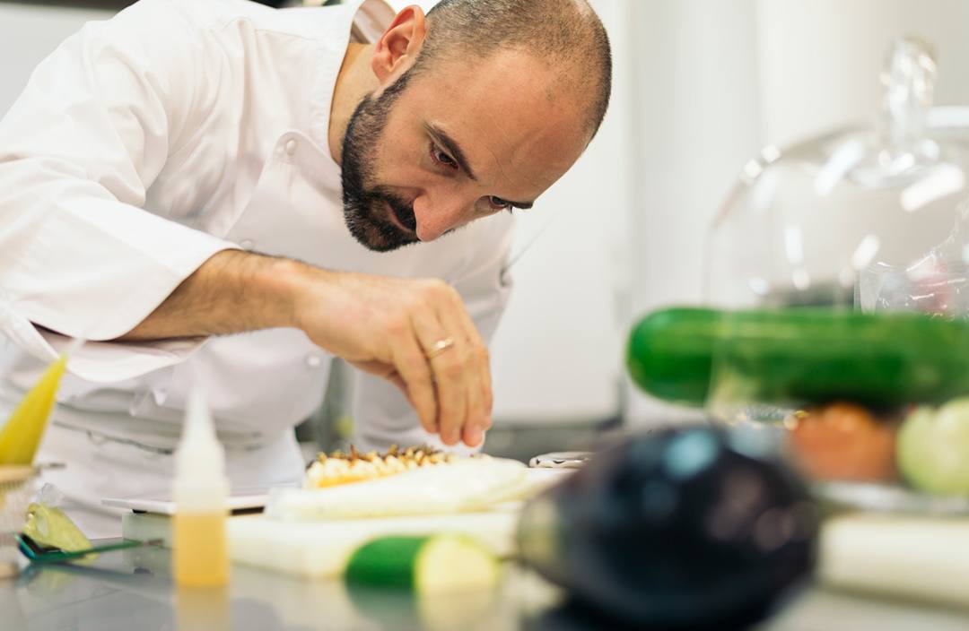 Operatore alimentarista al lavoro in cucina professionale